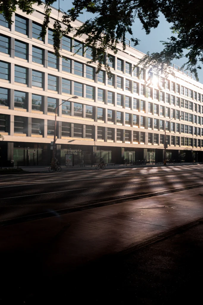kaca gedung modern dengan window film